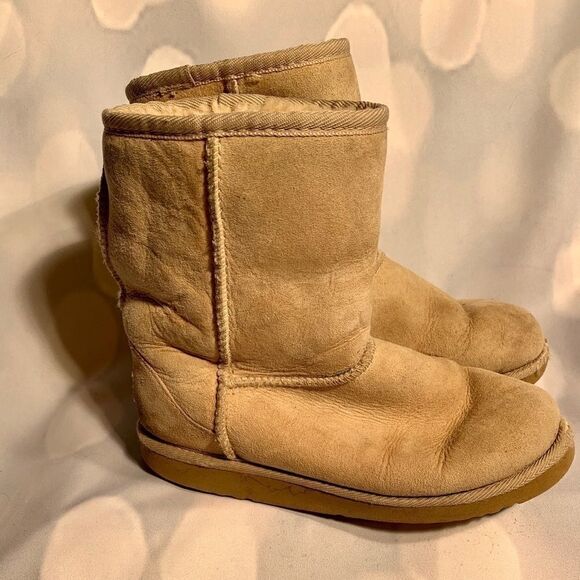 UGG’s in need of LOVE.  Size 4 - Picture 1 of 4